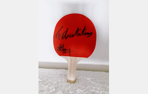 Raquette dédicacée par le champion de poing pong handisport Maxime Thomas, remise aux bénévoles de chaque club Ludréen  :-)
